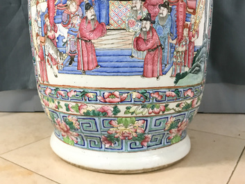 Une paire de grands vases en porcelaine de Chine famille rose, 19&egrave;me