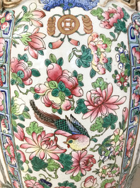 Une paire de grands vases en porcelaine de Chine famille rose, 19&egrave;me