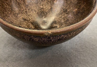 Deux bols en gr&egrave;s porcelaineux de type jianyao &agrave; &eacute;mail 'fourrure de li&egrave;vre' et brun, Song