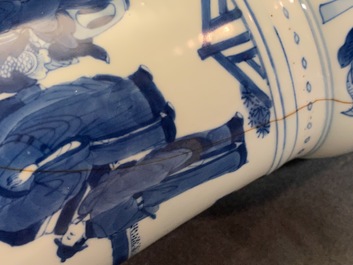 Een Chinese blauw-witte gu vaas met figuratief decor, Kangxi