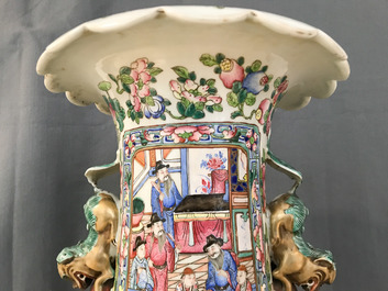 Une paire de grands vases en porcelaine de Chine famille rose, 19&egrave;me