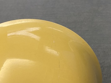 Een keizerlijke Chinese monochroom gele kom, Kangxi merk en periode