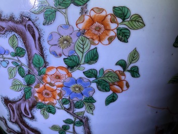 Een grote Chinese famille verte jardini&egrave;re en een rouleau vaas, 19e eeuw