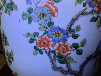 Een grote Chinese famille verte jardini&egrave;re en een rouleau vaas, 19e eeuw