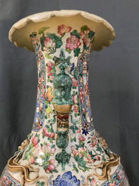 Une paire de grands vases en porcelaine de Chine famille rose, 19&egrave;me