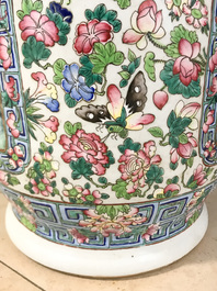 Une paire de grands vases en porcelaine de Chine famille rose, 19&egrave;me