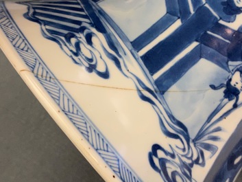 Een Chinese blauw-witte gu vaas met figuratief decor, Kangxi