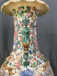 Une paire de grands vases en porcelaine de Chine famille rose, 19&egrave;me