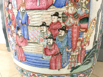 Une paire de grands vases en porcelaine de Chine famille rose, 19&egrave;me