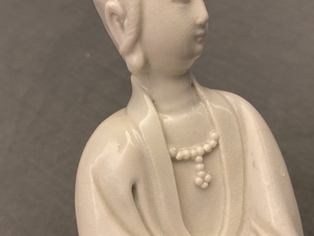 Une figure de Guanyin en porcelaine blanc de Chine, 18/19&egrave;me