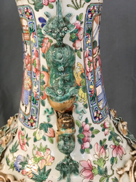 Une paire de grands vases en porcelaine de Chine famille rose, 19&egrave;me