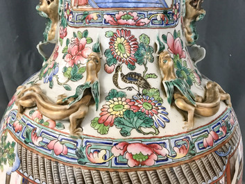 Une paire de grands vases en porcelaine de Chine famille rose, 19&egrave;me