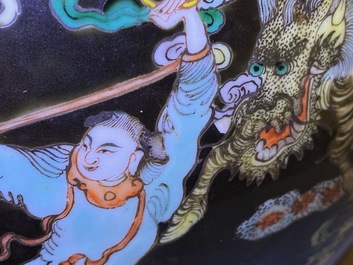 Een Chinese famille verte vaas met zwarte fondkleur, 19e eeuw