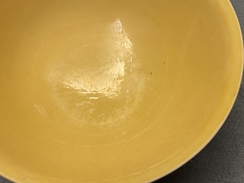 Een keizerlijke Chinese monochroom gele kom, Kangxi merk en periode