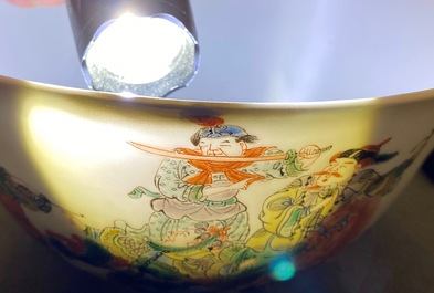 Een Chinese famille rose vaas, een penselenbeker en een famille verte kom, 19e eeuw