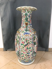 Une paire de grands vases en porcelaine de Chine famille rose, 19&egrave;me