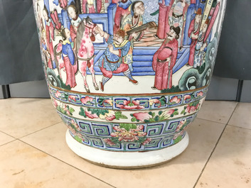 Une paire de grands vases en porcelaine de Chine famille rose, 19&egrave;me