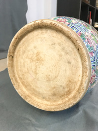Une paire de grands vases en porcelaine de Chine famille rose, 19&egrave;me