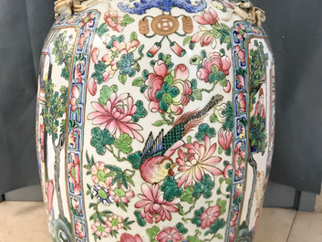 Une paire de grands vases en porcelaine de Chine famille rose, 19&egrave;me