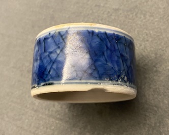 Une paire de pots couverts en porcelaine de Chine en bleu et blanc, &eacute;pave du Hatcher cargo, &eacute;poque Transition