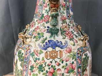 Une paire de grands vases en porcelaine de Chine famille rose, 19&egrave;me