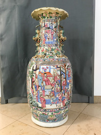 Une paire de grands vases en porcelaine de Chine famille rose, 19&egrave;me