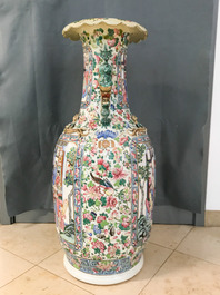 Une paire de grands vases en porcelaine de Chine famille rose, 19&egrave;me