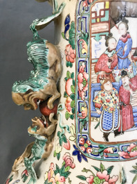 Une paire de grands vases en porcelaine de Chine famille rose, 19&egrave;me