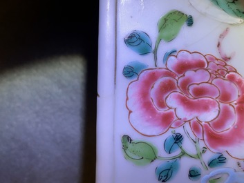 Een Chinese famille rose vaas, een penselenbeker en een famille verte kom, 19e eeuw