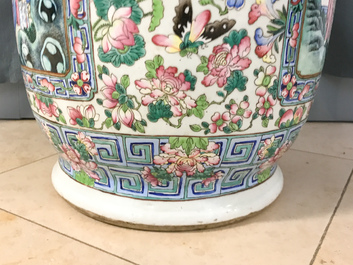 Une paire de grands vases en porcelaine de Chine famille rose, 19&egrave;me