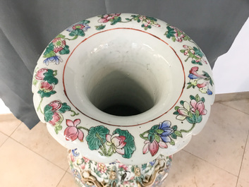 Une paire de grands vases en porcelaine de Chine famille rose, 19&egrave;me