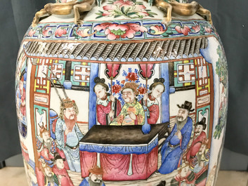 Une paire de grands vases en porcelaine de Chine famille rose, 19&egrave;me