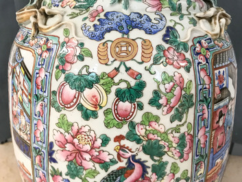 Une paire de grands vases en porcelaine de Chine famille rose, 19&egrave;me