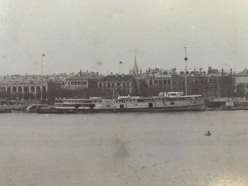 Un album de neuf photos argentiques dont une vue panoramique du Bund &agrave; Shanghai, Chine, dat&eacute; 1899