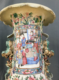 Une paire de grands vases en porcelaine de Chine famille rose, 19&egrave;me