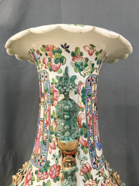 Une paire de grands vases en porcelaine de Chine famille rose, 19&egrave;me