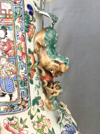 Une paire de grands vases en porcelaine de Chine famille rose, 19&egrave;me