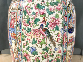 Une paire de grands vases en porcelaine de Chine famille rose, 19&egrave;me
