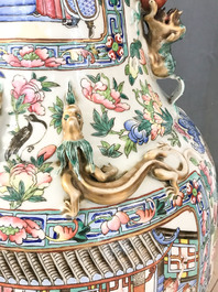Une paire de grands vases en porcelaine de Chine famille rose, 19&egrave;me