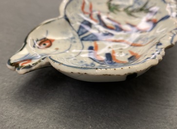 Een Chinees wucai ko-sometsuke bordje in de vorm van een haas, Tianqi