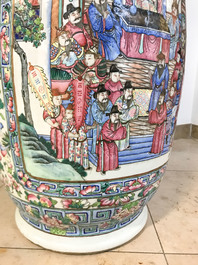 Une paire de grands vases en porcelaine de Chine famille rose, 19&egrave;me