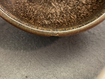 Deux bols en gr&egrave;s porcelaineux de type jianyao &agrave; &eacute;mail 'fourrure de li&egrave;vre' et brun, Song
