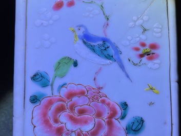 Een Chinese famille rose vaas, een penselenbeker en een famille verte kom, 19e eeuw