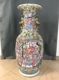 Une paire de grands vases en porcelaine de Chine famille rose, 19&egrave;me