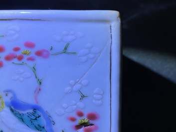 Een Chinese famille rose vaas, een penselenbeker en een famille verte kom, 19e eeuw