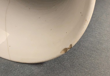 Een Chinese blauw-witte gu vaas met figuratief decor, Kangxi