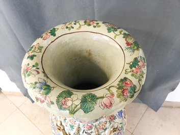 Une paire de grands vases en porcelaine de Chine famille rose, 19&egrave;me