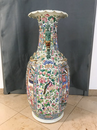 Une paire de grands vases en porcelaine de Chine famille rose, 19&egrave;me