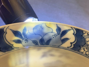 Un bol de type klapmuts en porcelaine de Chine en bleu et blanc, marque et &eacute;poque de Kangxi
