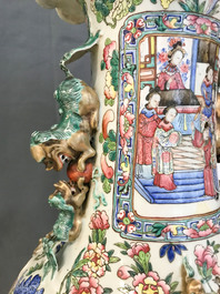 Une paire de grands vases en porcelaine de Chine famille rose, 19&egrave;me